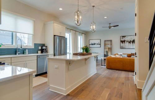 7BR Retreat, Rooftops, Garages, Walkable to Faves 5 Mins to Nissan Stadium, Less than 10 Mins to Broadway, 24 Hr Hospitality, Great for Groups - Foto 27