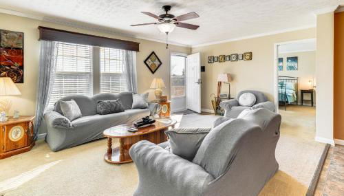 Near Hiking! Mtn-View Midway Home with Deck - Foto 2