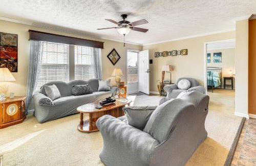 Near Hiking! Mtn-View Midway Home with Deck - Foto 2