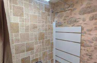 Chez Jérôme, au pied de la cité médiévale - Foto 24