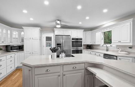 Lakefront Home w Pool, Dock, Fire Pit & Game Room Sip, Sip Away by Avantstay - Foto 62