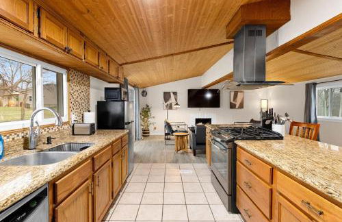 Comfort Cabin - 2BD Family Getaway in Creve Coeur - Photo 36