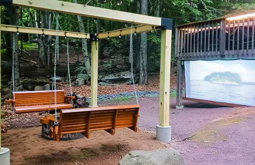 Fire Pit and Games! Secluded Chalet 30 Mi to Montage - Foto 33