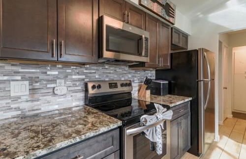 Beautiful home with backyard - Photo 15