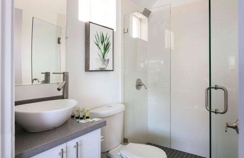 Experience Luxury 4BR Townhouse Sleeps 8 with Parking - Foto 12