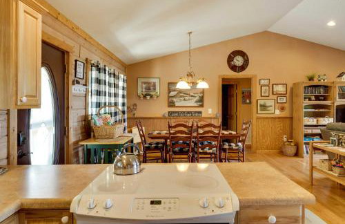 Bring a Pet! Mtn-View Bostic Retreat with Deck - Foto 12