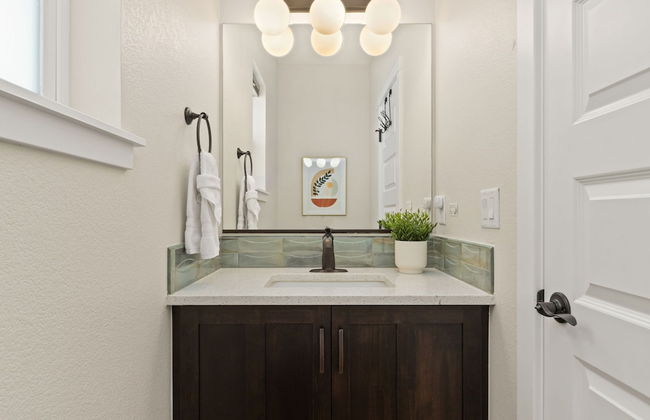 Contemporary Gem - Rooftop Deck & Private Hot Tub! - Foto 23