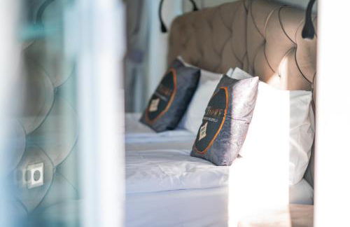 Boardinghouse City Home - Living - Photo 94