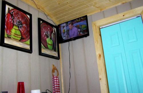 Cozy Backstage Tiny House Near Old Hickory Lake – Pet-Friendly, Private Deck, Breakfast Included - Photo 22