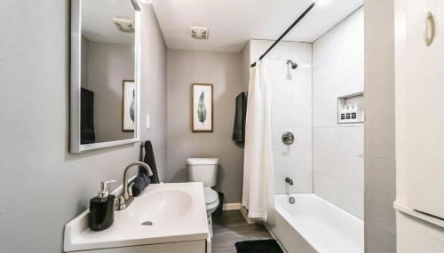 Comfy 5BR Home with Hot Tub 10min from NGR Stadium - Foto 5