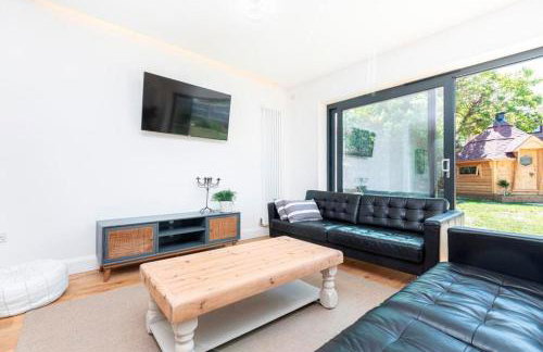 DRIFTWOOD by BOURNECOAST - An Exquisite Chalet Bungalow with a Sauna, BBQ Hut and Garden - HB6339 - Foto 13