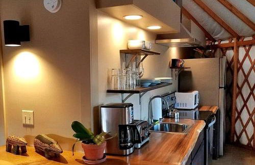 Unique Yurt Rental on Peony Farm with Riverfront View in Clyde, North Carolina - Foto 23