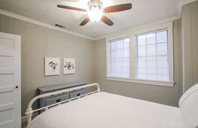 Historic Cottage for 6 Porch swing Pets - Foto 10