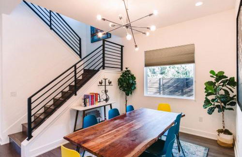 Austin Oasis Spacious 4BR Retreat with Hot Tub Cowboy Pool and Infrared Sauna Perfect for Families and Bachelorettes - Photo 38