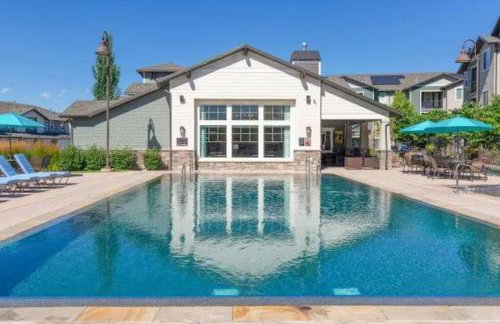 Spacious 2-Story, Pet&Fam Friendly, WFH, Gym&Pool - Foto 3