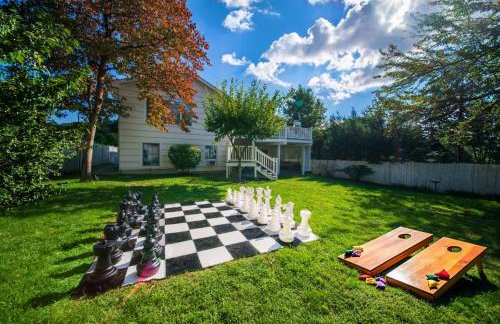 5BR Shippan Beach House with Game Room and Huge Backyard - Foto 1