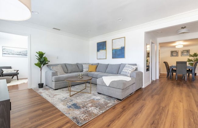 Charming Spacious Home - Modern Comforts, Prime Location - Photo 30