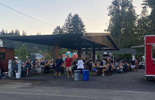 West Linn Relaxing Entire Home WiFi TV Yard BBQ Eateries - Foto 32