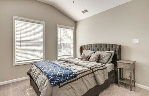 Patio with Fireplace Spacious Sharpsburg Home! - Foto 23