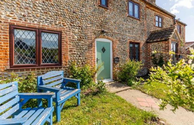 Host Stay Honeysuckle Cottage - Photo 9