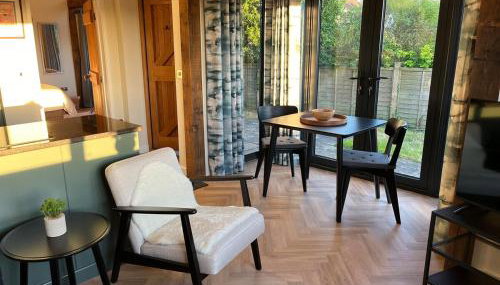 The Acorn Goodwood luxury lodge house 10 minute walk from Goodwood Festival of Speed - Foto 3