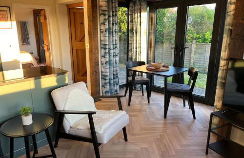 The Acorn Goodwood luxury lodge house 10 minute walk from Goodwood Festival of Speed - Foto 3