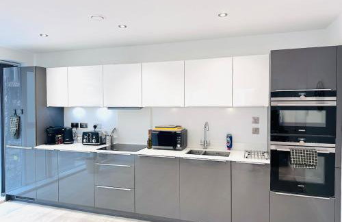 Luxury Corner Apartment by Cambridge Station with Free Allocated Underground Parking & Flexible Beds - Foto 15