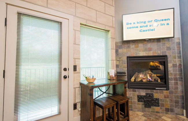 Eureka Springs Treehouses, Hobbit Caves & Castles - Photo 10