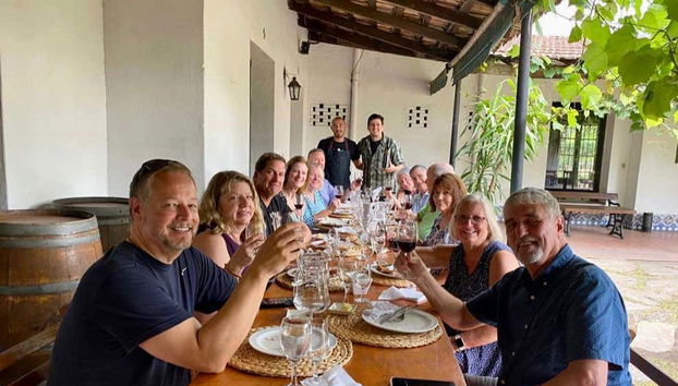 Un grupo sentado a la mesa de una de las bodegas