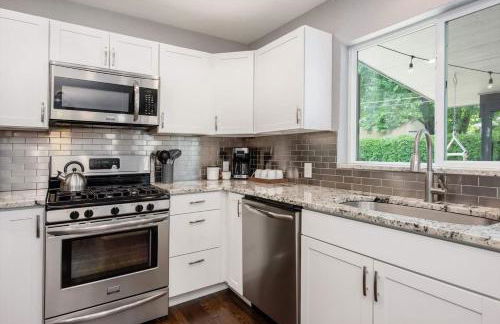 Mid-Mod Marvel Central Game RmWet Bar Patio - Foto 14