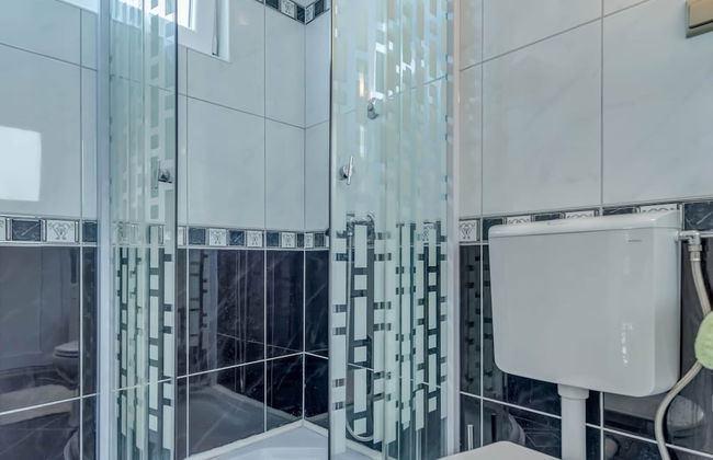 Luxurious Holiday Home in Arbanija with Hot Tub - Photo 15