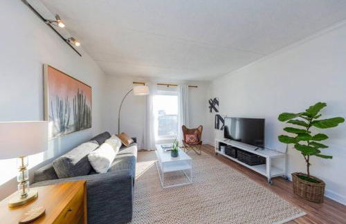 Music Row Retreat with Pool and Free Parking, Walk to Bars! - Foto 11