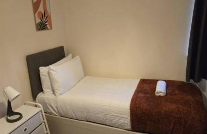 Cosy House- Sleeps 7 Centrally Located Free Parking, Fast WIFI Smart Tv with Sky and Netflix Business Travellers Relocators Leisure Welcome - Foto 26
