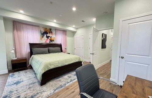 LUX Spacious Townhouse 4BR in DC - Photo 32