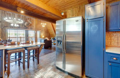 Lakefront A-Frame Cabin with Community Perks - Foto 9