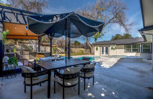 Relaxed Luxury Pet Friendly Home with Pool and Backyard Lounge in San Antonio, TX - Foto 53