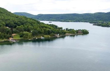 Tranquil Lakefront Cottage with Private Dock in Ticonderoga, New York - Foto 4