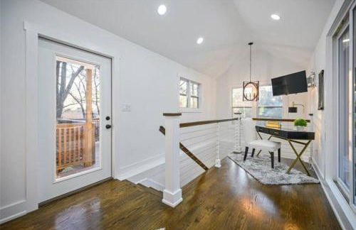 Lux Stay's Modern Loft Style Tiny Home in ATL - Foto 24