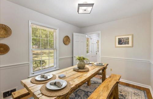 5BR Woodland Retreat on 7 Acres with a Pond - Foto 2