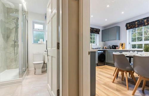 Modern 4 Bed house Ideal for Groups, Contractors near City Airport & O2 Arena, free parking & Wifi included - Foto 19