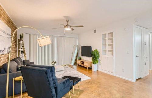Walkable Dtwn 2B Getaway - Sleeps 5 - Pool, Prkg - Foto 10