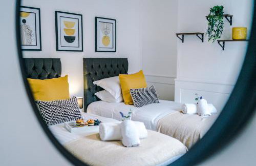 NEW! Spacious 3-Bed Home in Newcastle-under-Lyme by 53 Degrees Property, Ideal for Business, FREE Parking! - Foto 31