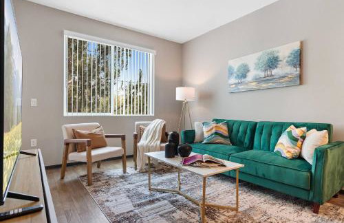 5-Star Irvine | Luxe 2BR w/ Pool, Gym & Parking - Foto 2