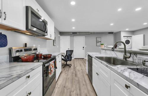 Peaceful 2BR Hideaway Close to Dining and Events - Photo 1