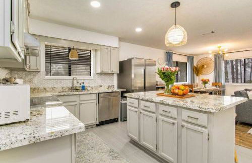 Woodsy Retreat, steps to Bay - Hot tub! - Foto 19