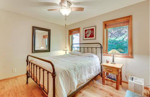 Waterfront Lake George Lodge with Boat Dock and Deck! - Foto 12