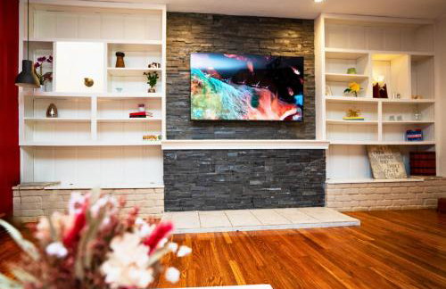 Cheerful 3BR Bar, Jacuzzi & Kids Treehouse - Foto 12