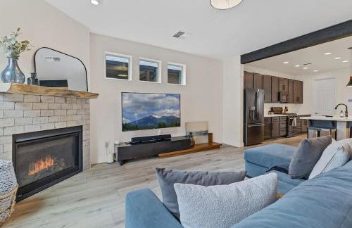 Flagstaff 3BR Cozy Retreat w Fireplace & BBQ - Foto 7