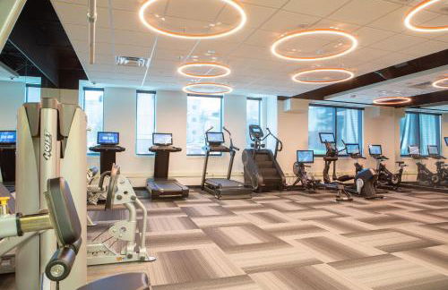 Modern East Side 1BR Apt with Balcony, Pool, and Gym - Foto 26