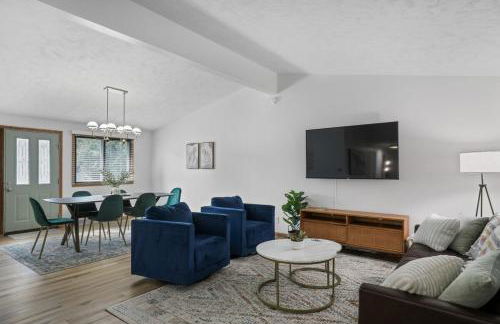 Central Location - 2 living spaces & covered patio! - Foto 1